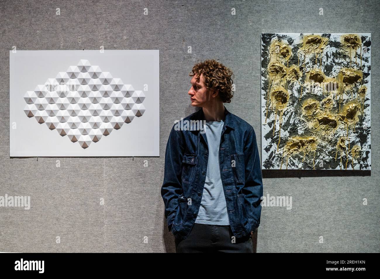 Londra, Regno Unito. 28 luglio 2023. Roman Aspeek Bloor (gestore artistico) con la sua opera Tessellation, 2023, est £200-300 - Anteprima dell'asta d'arte del personale Bonhams che termina il 4 agosto 2023. Il premio dell'acquirente di questa vendita sarà devoluto per curare il morbo di Parkinson, che si impegna a sensibilizzare e finanziare la ricerca curativa sul morbo di Parkinson. Crediti: Guy Bell/Alamy Live News Foto Stock