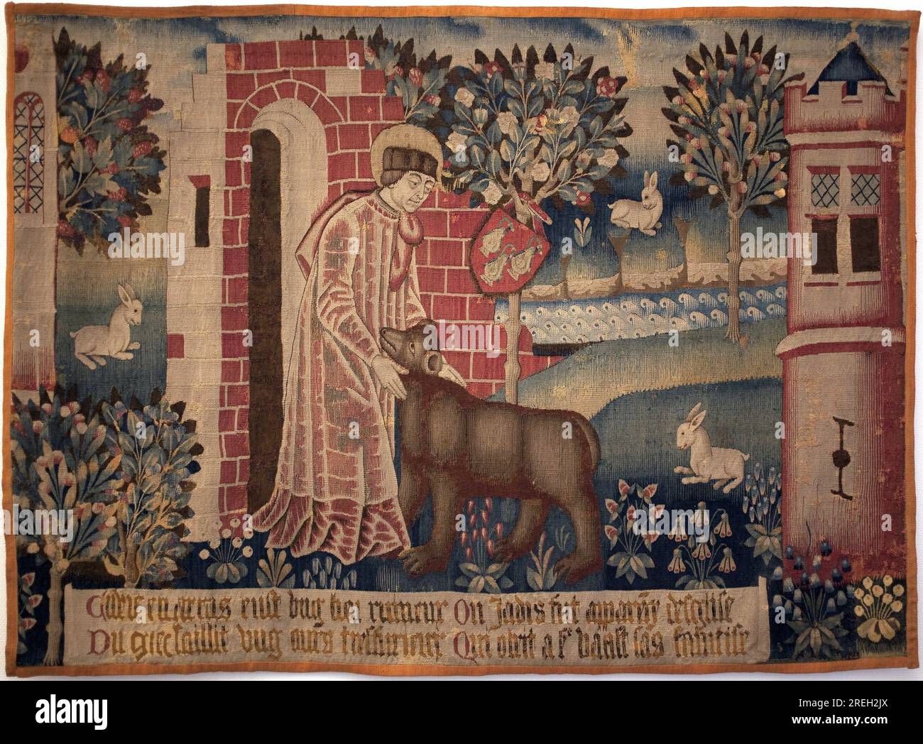 Saint Vaast et l'Ours. Saint Vaast, ou Saint Vedast ou encore Saint Gaston (mort en 540, eveque et saint patron d'Arras et de son diocese) apprivoise l'Animal sur les bords de la riviere du Crinchon. Tapisserie, seconde moitie du 15e siecle. Museo delle Belle Arti di Arras. Foto Stock