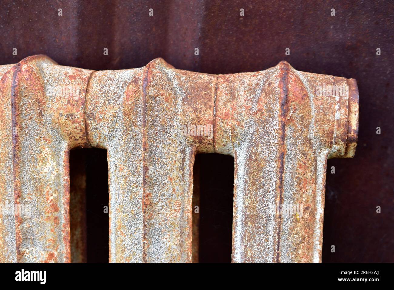 Sezione arrugginita della batteria di riscaldamento in rottami metallici Foto Stock