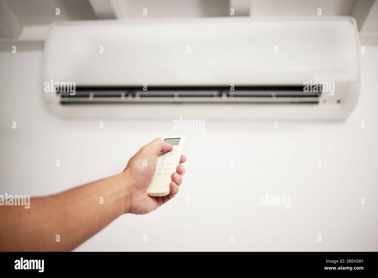 Condizionatore d'aria, manuale e a distanza per la macchina elettrica, controllare con una persona in una casa con riparazione dell'aria condizionata. Manutenzione e controllo del sistema per l'installazione Foto Stock