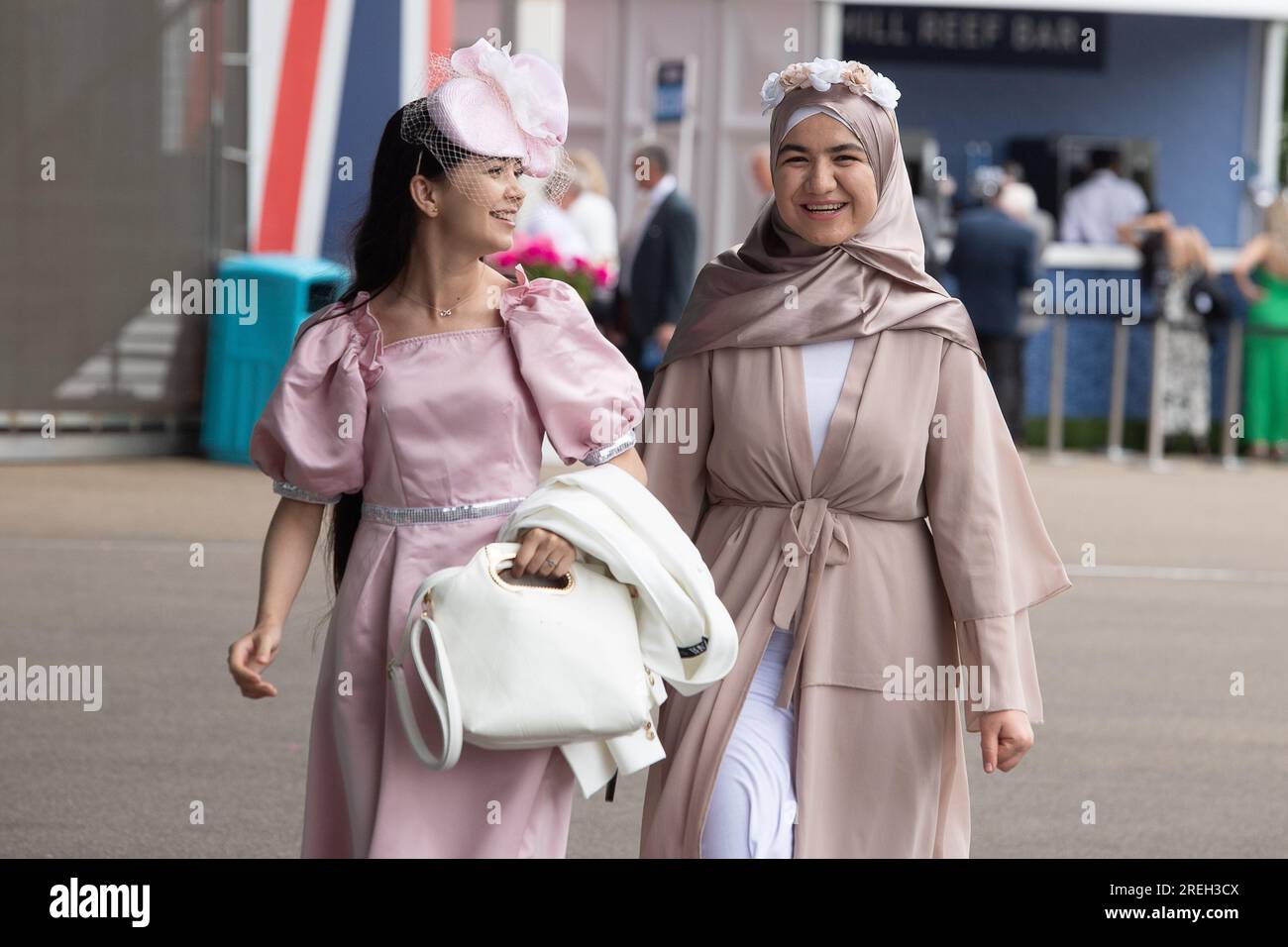 Ascot, Berkshire, Regno Unito. 28 luglio 2023. Gli appassionati di automobilismo arrivano all'ippodromo di Ascot per il primo giorno del QIPCO King George Weekend di corse ippiche. Era una giornata noiosa ma piacevolmente calda. Credito: Maureen McLean/Alamy Live News Foto Stock
