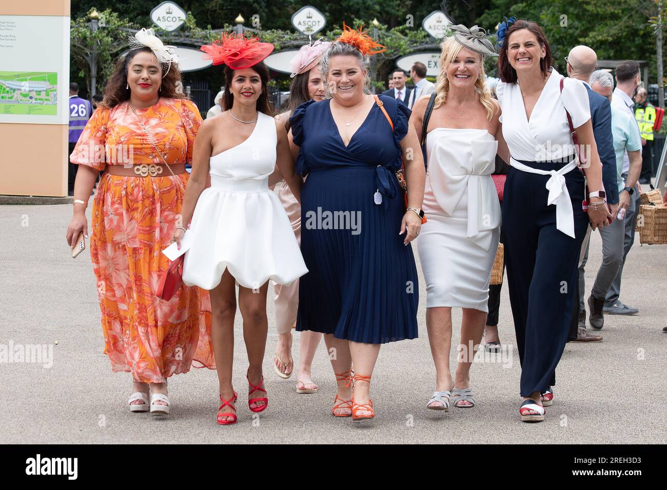 Ascot, Berkshire, Regno Unito. 28 luglio 2023. Gli appassionati di automobilismo arrivano all'ippodromo di Ascot per il primo giorno del QIPCO King George Weekend di corse ippiche. Era una giornata noiosa ma piacevolmente calda. Credito: Maureen McLean/Alamy Live News Foto Stock