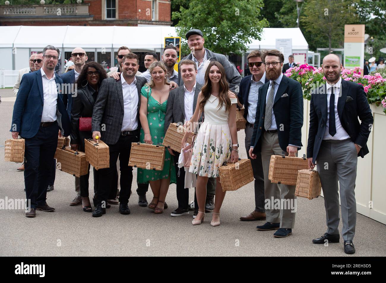 Ascot, Berkshire, Regno Unito. 28 luglio 2023. Gli appassionati di automobilismo arrivano all'ippodromo di Ascot per il primo giorno del QIPCO King George Weekend di corse ippiche. Era una giornata noiosa ma piacevolmente calda. Credito: Maureen McLean/Alamy Live News Foto Stock