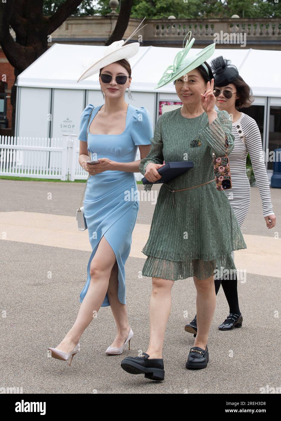 Ascot, Berkshire, Regno Unito. 28 luglio 2023. Gli appassionati di automobilismo arrivano all'ippodromo di Ascot per il primo giorno del QIPCO King George Weekend di corse ippiche. Era una giornata noiosa ma piacevolmente calda. Credito: Maureen McLean/Alamy Live News Foto Stock