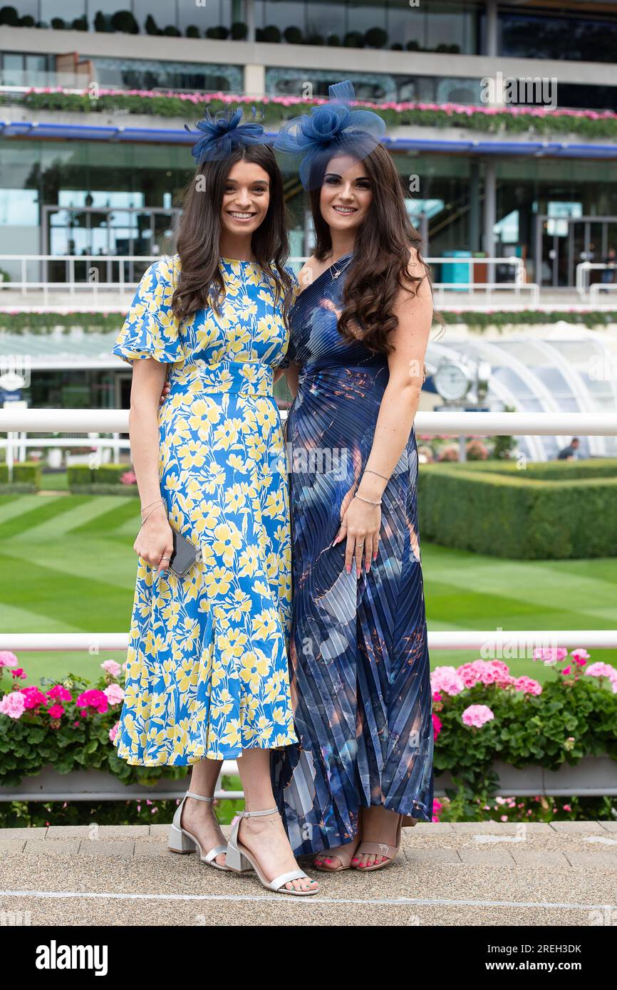 Ascot, Berkshire, Regno Unito. 28 luglio 2023. Gli appassionati di automobilismo arrivano all'ippodromo di Ascot per il primo giorno del QIPCO King George Weekend di corse ippiche. Era una giornata noiosa ma piacevolmente calda. Credito: Maureen McLean/Alamy Live News Foto Stock