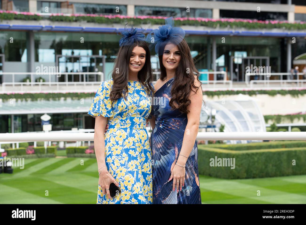 Ascot, Berkshire, Regno Unito. 28 luglio 2023. Gli appassionati di automobilismo arrivano all'ippodromo di Ascot per il primo giorno del QIPCO King George Weekend di corse ippiche. Era una giornata noiosa ma piacevolmente calda. Credito: Maureen McLean/Alamy Live News Foto Stock