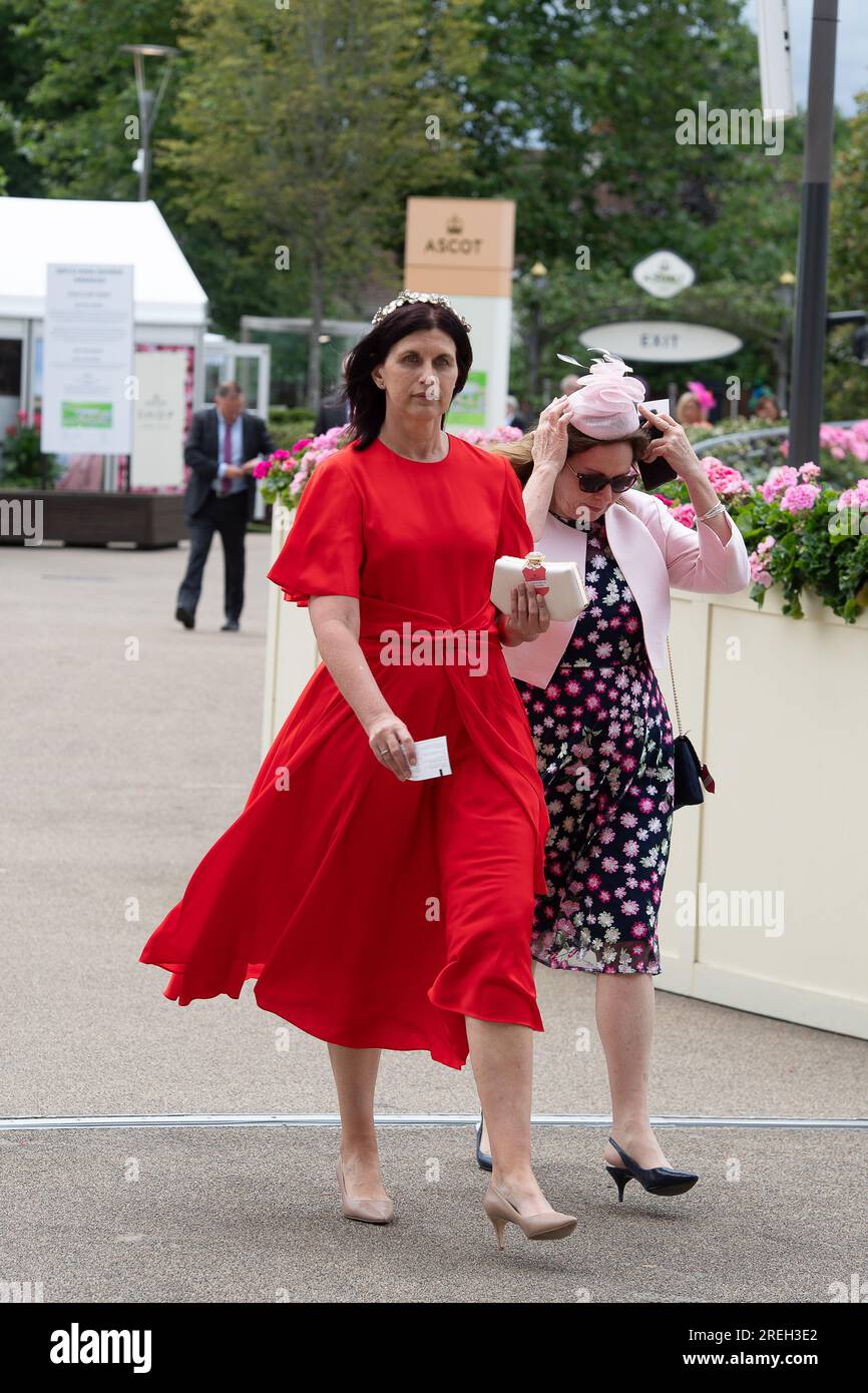 Ascot, Berkshire, Regno Unito. 28 luglio 2023. Gli appassionati di automobilismo arrivano all'ippodromo di Ascot per il primo giorno del QIPCO King George Weekend di corse ippiche. Era una giornata noiosa ma piacevolmente calda. Credito: Maureen McLean/Alamy Live News Foto Stock