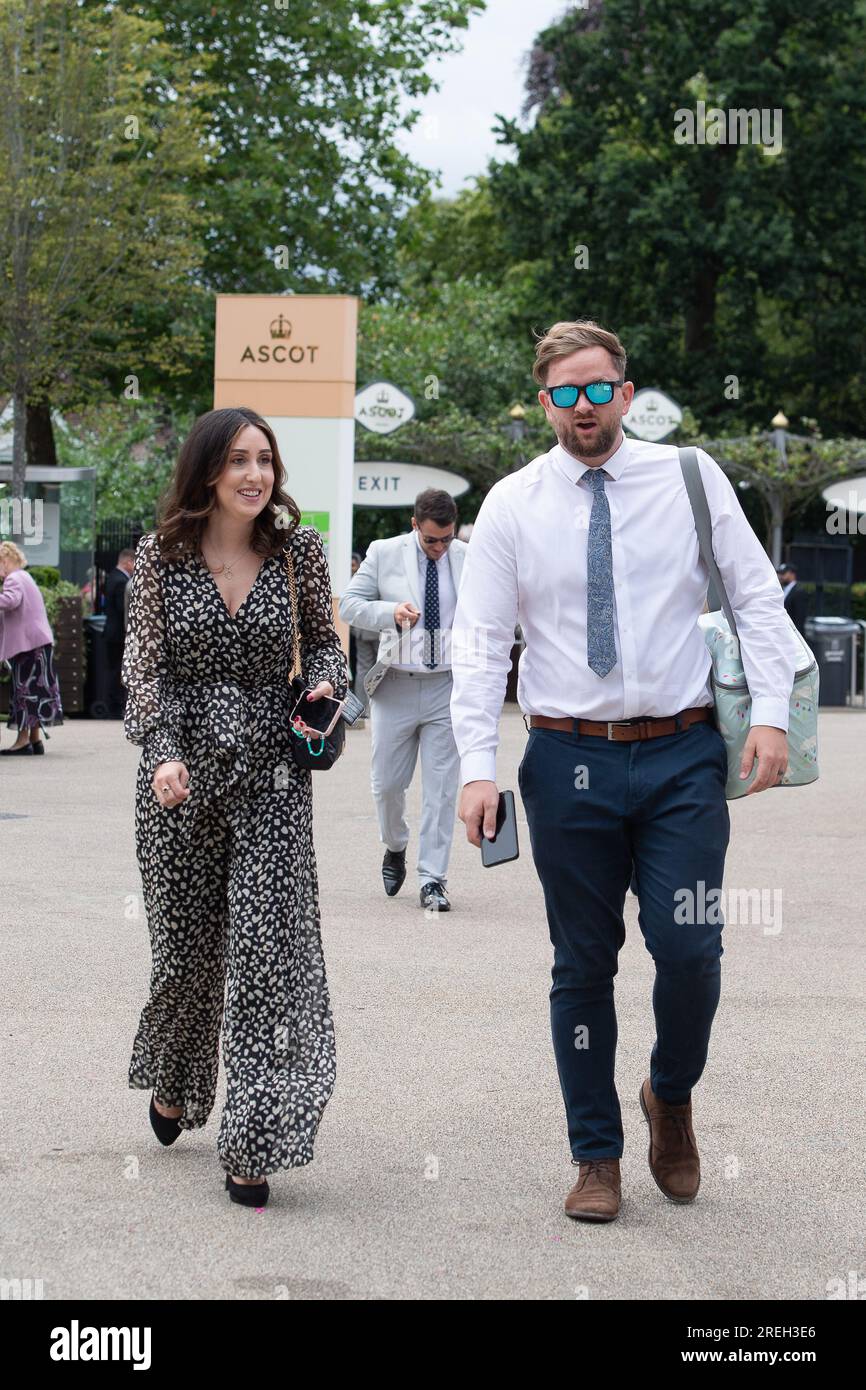 Ascot, Berkshire, Regno Unito. 28 luglio 2023. Gli appassionati di automobilismo arrivano all'ippodromo di Ascot per il primo giorno del QIPCO King George Weekend di corse ippiche. Era una giornata noiosa ma piacevolmente calda. Credito: Maureen McLean/Alamy Live News Foto Stock