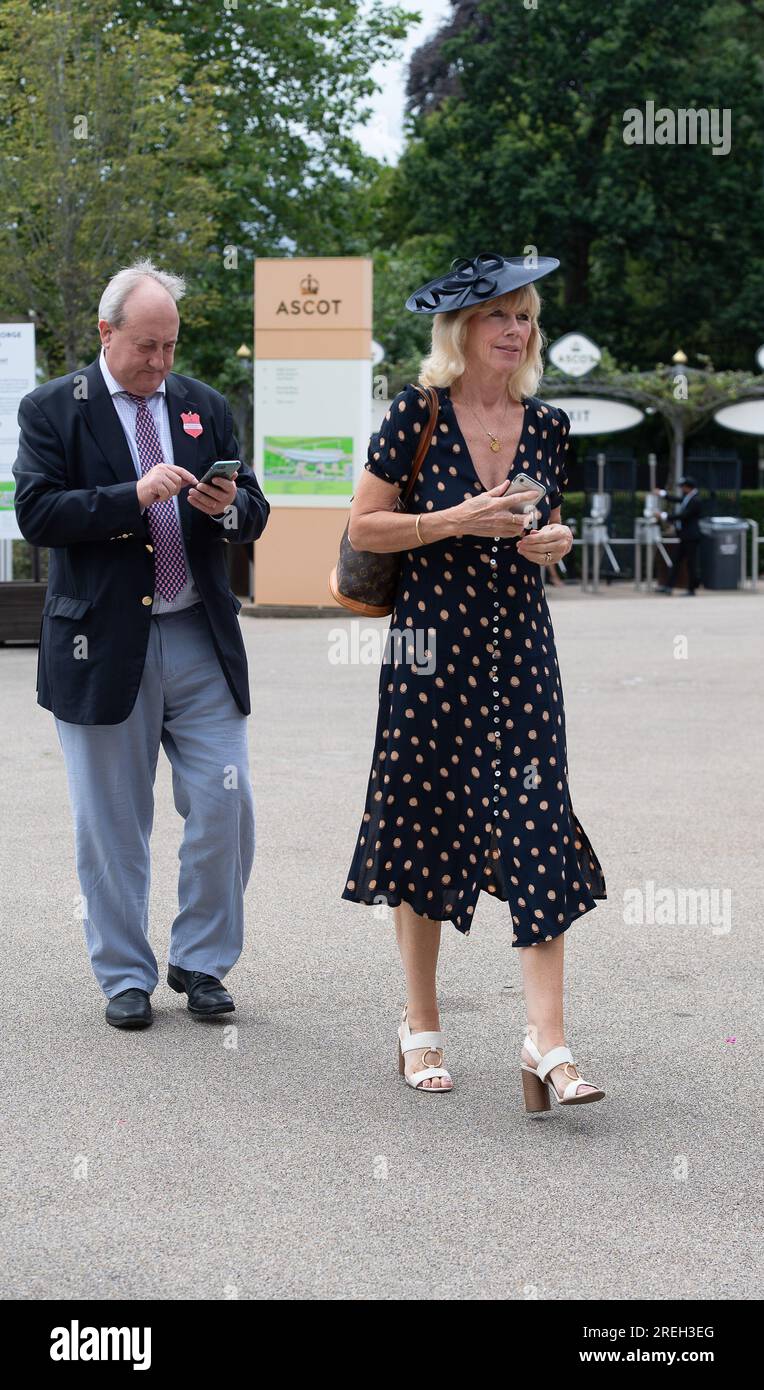 Ascot, Berkshire, Regno Unito. 28 luglio 2023. Gli appassionati di automobilismo arrivano all'ippodromo di Ascot per il primo giorno del QIPCO King George Weekend di corse ippiche. Era una giornata noiosa ma piacevolmente calda. Credito: Maureen McLean/Alamy Live News Foto Stock