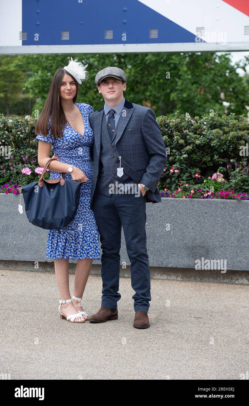 Ascot, Berkshire, Regno Unito. 28 luglio 2023. Gli appassionati di automobilismo arrivano all'ippodromo di Ascot per il primo giorno del QIPCO King George Weekend di corse ippiche. Era una giornata noiosa ma piacevolmente calda. Credito: Maureen McLean/Alamy Live News Foto Stock