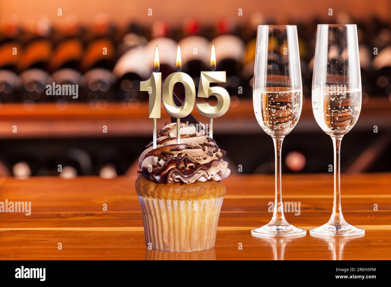 Cupcake con numero per celebrazione di compleanno o anniversario; numero 105. Foto Stock