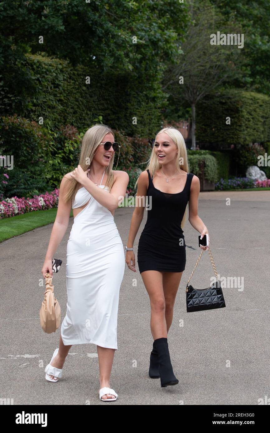 Ascot, Berkshire, Regno Unito. 28 luglio 2023. Gli appassionati di automobilismo arrivano all'ippodromo di Ascot per il primo giorno del QIPCO King George Weekend di corse ippiche. Era una giornata noiosa ma piacevolmente calda. Credito: Maureen McLean/Alamy Live News Foto Stock