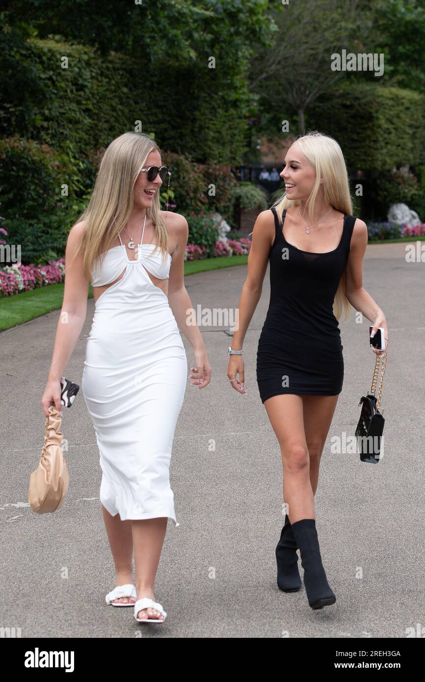 Ascot, Berkshire, Regno Unito. 28 luglio 2023. Gli appassionati di automobilismo arrivano all'ippodromo di Ascot per il primo giorno del QIPCO King George Weekend di corse ippiche. Era una giornata noiosa ma piacevolmente calda. Credito: Maureen McLean/Alamy Live News Foto Stock