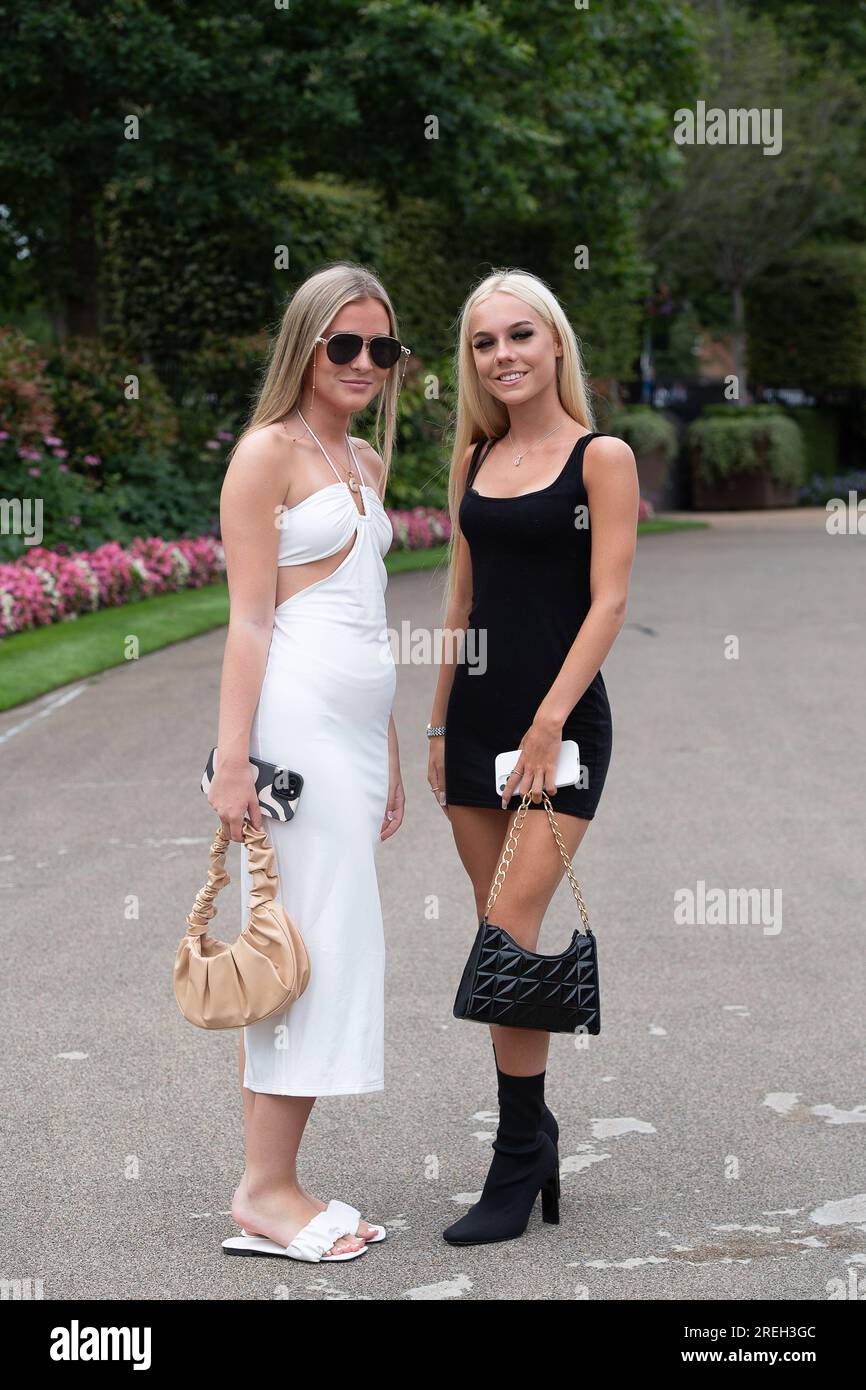 Ascot, Berkshire, Regno Unito. 28 luglio 2023. Gli appassionati di automobilismo arrivano all'ippodromo di Ascot per il primo giorno del QIPCO King George Weekend di corse ippiche. Era una giornata noiosa ma piacevolmente calda. Credito: Maureen McLean/Alamy Live News Foto Stock