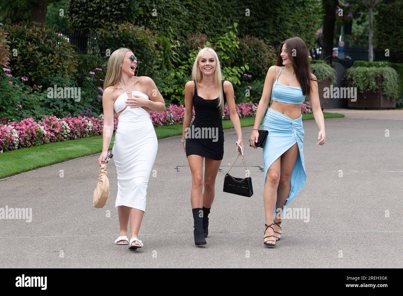 Ascot, Berkshire, Regno Unito. 28 luglio 2023. Gli appassionati di automobilismo arrivano all'ippodromo di Ascot per il primo giorno del QIPCO King George Weekend di corse ippiche. Era una giornata noiosa ma piacevolmente calda. Credito: Maureen McLean/Alamy Live News Foto Stock