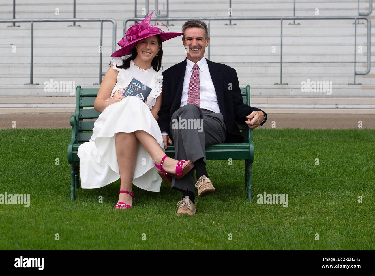 Ascot, Berkshire, Regno Unito. 28 luglio 2023. Gli appassionati di automobilismo arrivano all'ippodromo di Ascot per il primo giorno del QIPCO King George Weekend di corse ippiche. Era una giornata noiosa ma piacevolmente calda. Credito: Maureen McLean/Alamy Live News Foto Stock