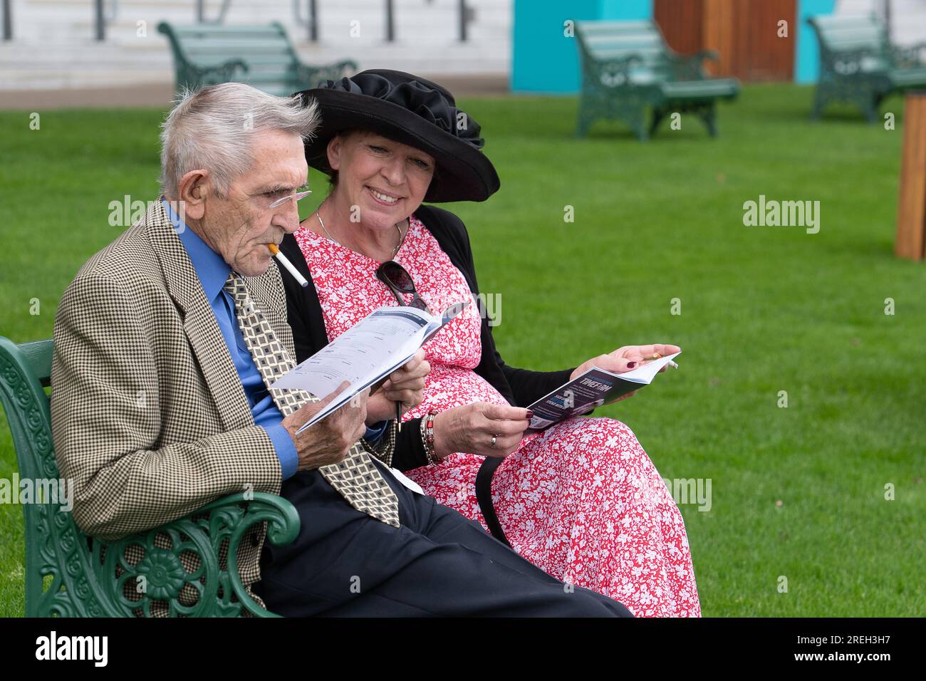 Ascot, Berkshire, Regno Unito. 28 luglio 2023. Gli appassionati di automobilismo arrivano all'ippodromo di Ascot per il primo giorno del QIPCO King George Weekend di corse ippiche. Era una giornata noiosa ma piacevolmente calda. Credito: Maureen McLean/Alamy Live News Foto Stock