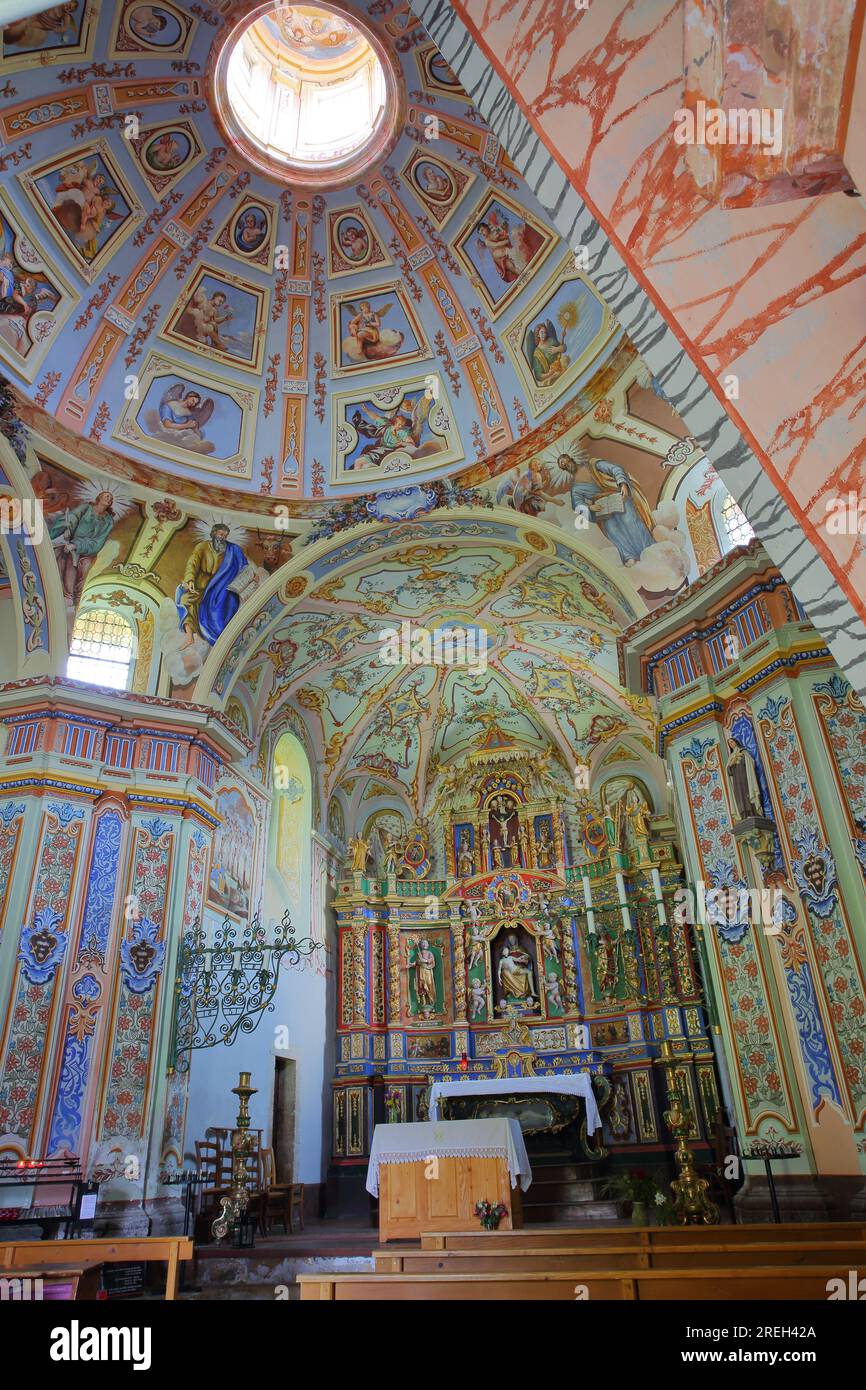 PEISEY NANCROIX, ALPI SETTENTRIONALI, FRANCIA - 6 GIUGNO 2023: Gli interni colorati e in stile barocco del santuario di Notre Dame des Vernettes Foto Stock