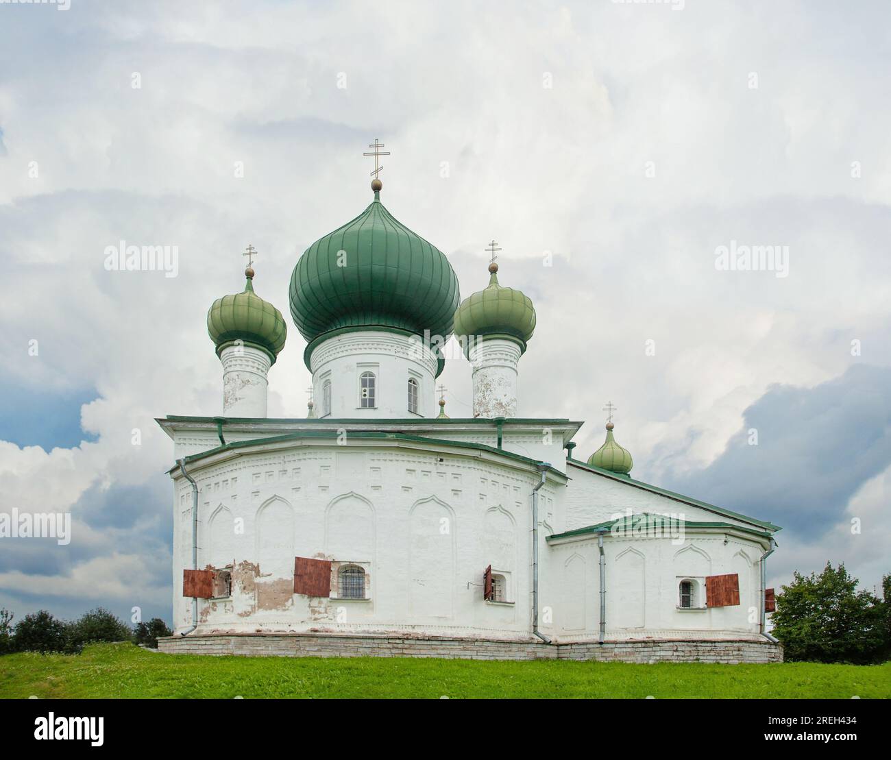 Chiesa bianca con cupole verdi nella vecchia Ladoga, in Russia. Vecchia chiesa ortodossa orientale Foto Stock