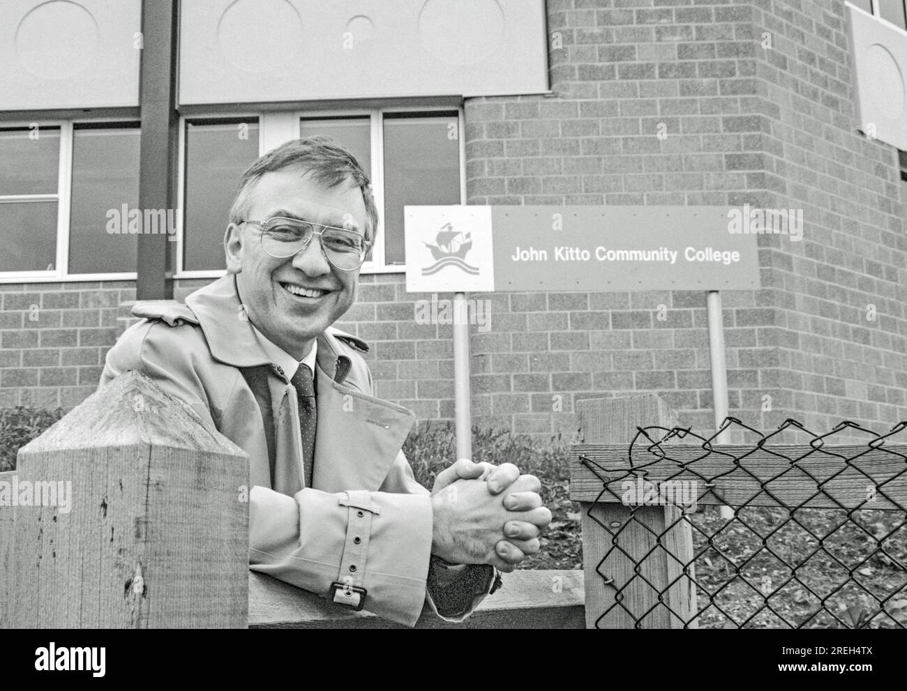 Foto in bianco e nero di David Jamieson, politico laburista fuori dal John Kitto Community College, Honicknowle, Plymouth aprile 1991. Presto sarà Labo Foto Stock