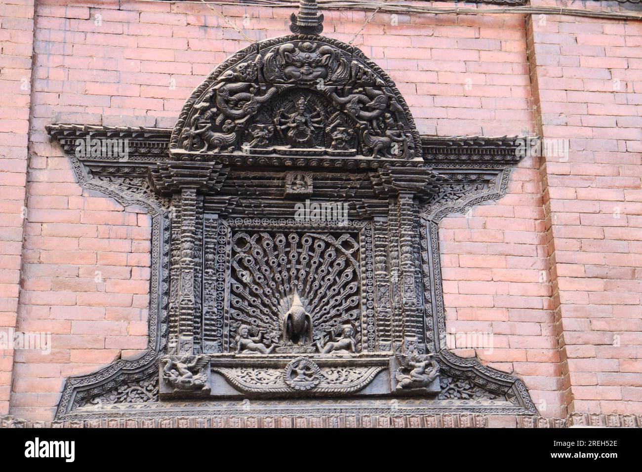 Peacock con dettagli in legno sulla parete esterna di piazza durbar, sito patrimonio dell'umanità dell'UNESCO, kathmandu, nepal, architettura dettagliata carv Foto Stock