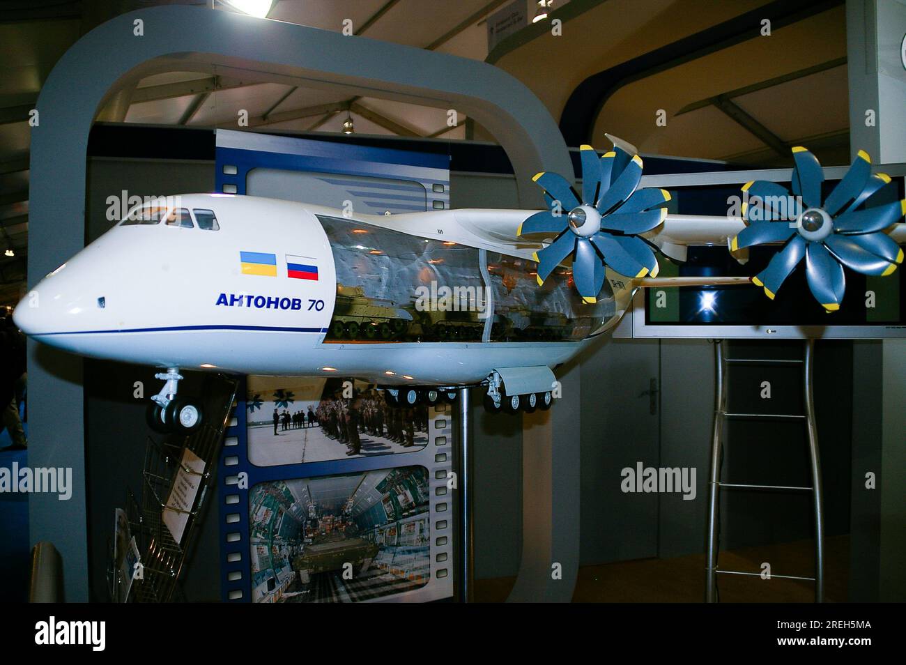 Stand di Antonov alla fiera di Farnborough International Airshow 2012, UK, con modello di aereo da trasporto Antonov AN-70. Ucraina aerospaziale Foto Stock