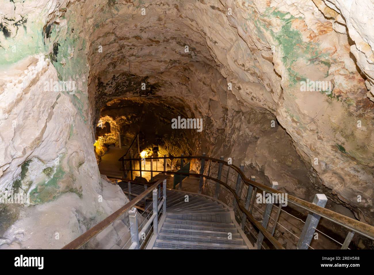 Il sistema idrico sotterraneo che permetteva agli abitanti di attingere acqua da una sorgente senza lasciare il muro di protezione durante un assedio, Tel Megiddo Foto Stock