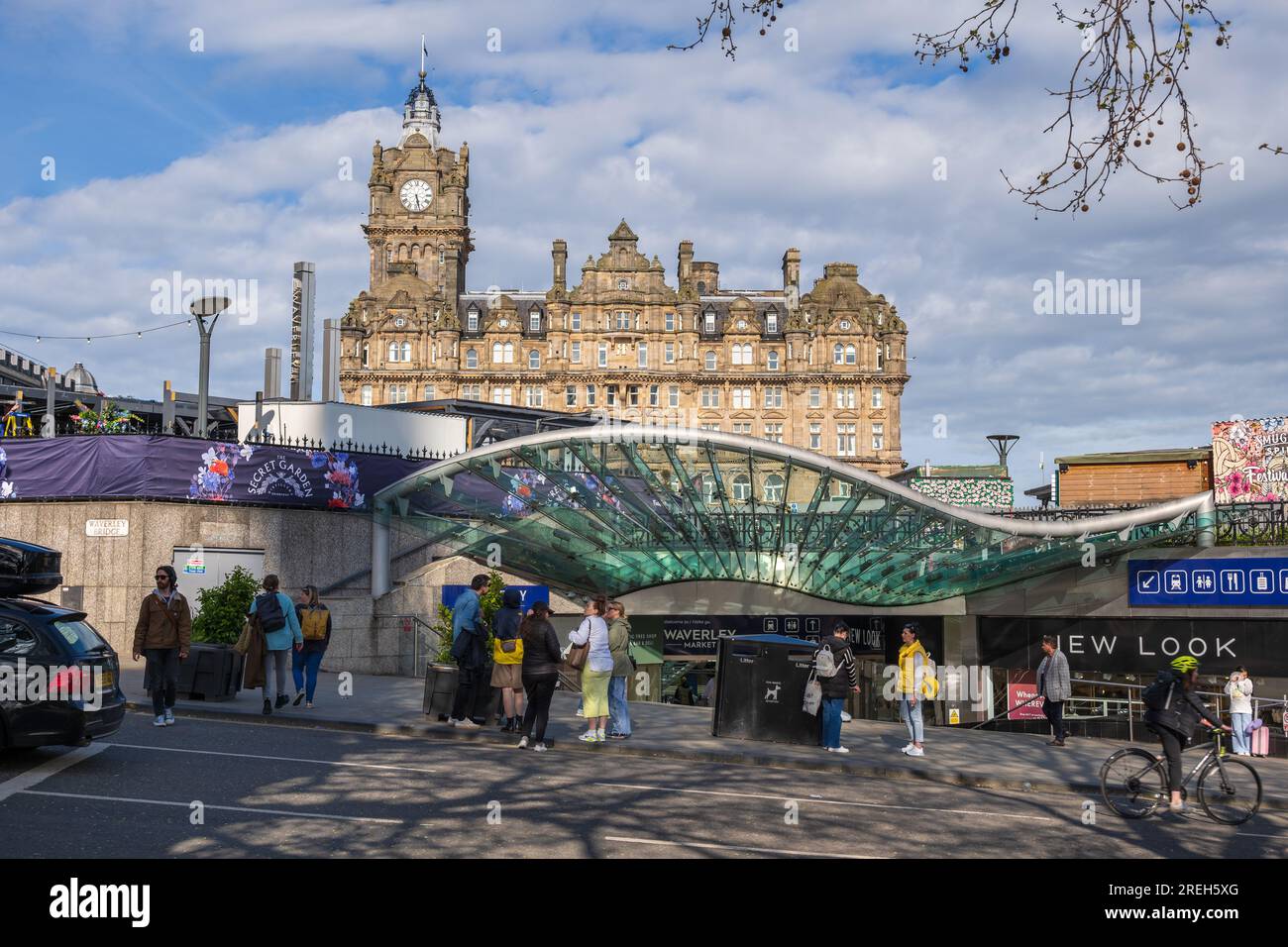 Centro commerciale Waverley Mall e Balmoral Hotel nel centro di Edimburgo in Scozia, Regno Unito. Foto Stock