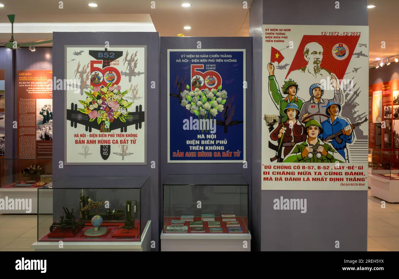 Tre manifesti di propaganda comunista vietnamita che celebrano il 50° anniversario dell'attentato natalizio di Hanoi da parte degli Stati Uniti in mostra nell'Air Force Mus Foto Stock