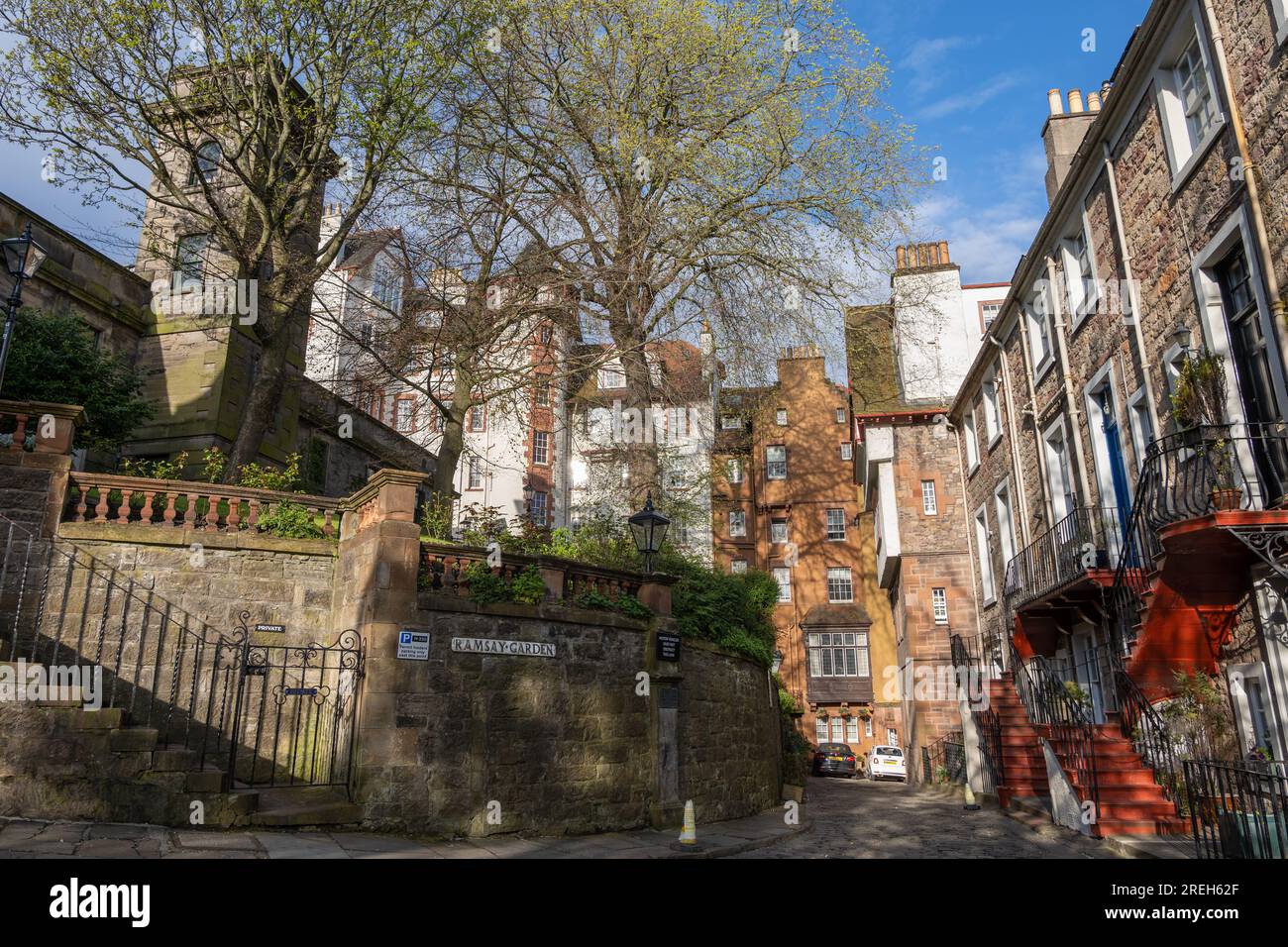 Ramsay Garden Houses nella città di Edimburgo, in Scozia, Regno Unito, edifici storici con appartamenti nel cortile interno. Foto Stock