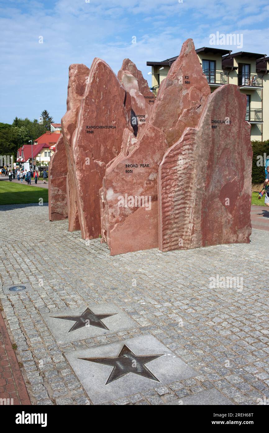 Monumento della corona dell'Himalaya (polacco: Korona Himalajów) nella città di Wladyslawowo sulla costa baltica in Polonia. 6 blocchi di arenaria che simboleggiano otto Foto Stock