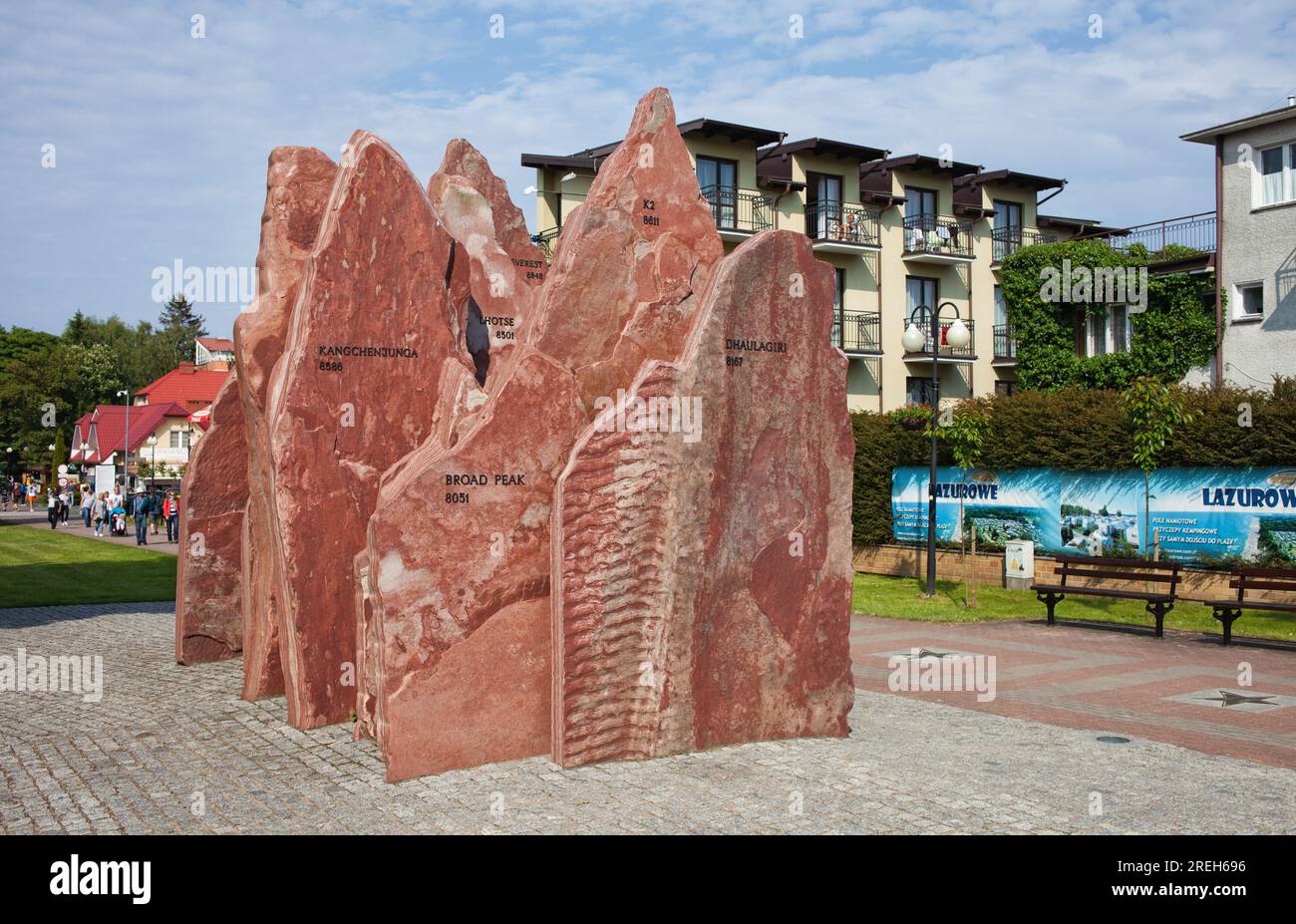 Monumento della corona dell'Himalaya (polacco: Korona Himalajów) nella città di Wladyslawowo sulla costa baltica in Polonia. 6 blocchi di arenaria che simboleggiano otto Foto Stock