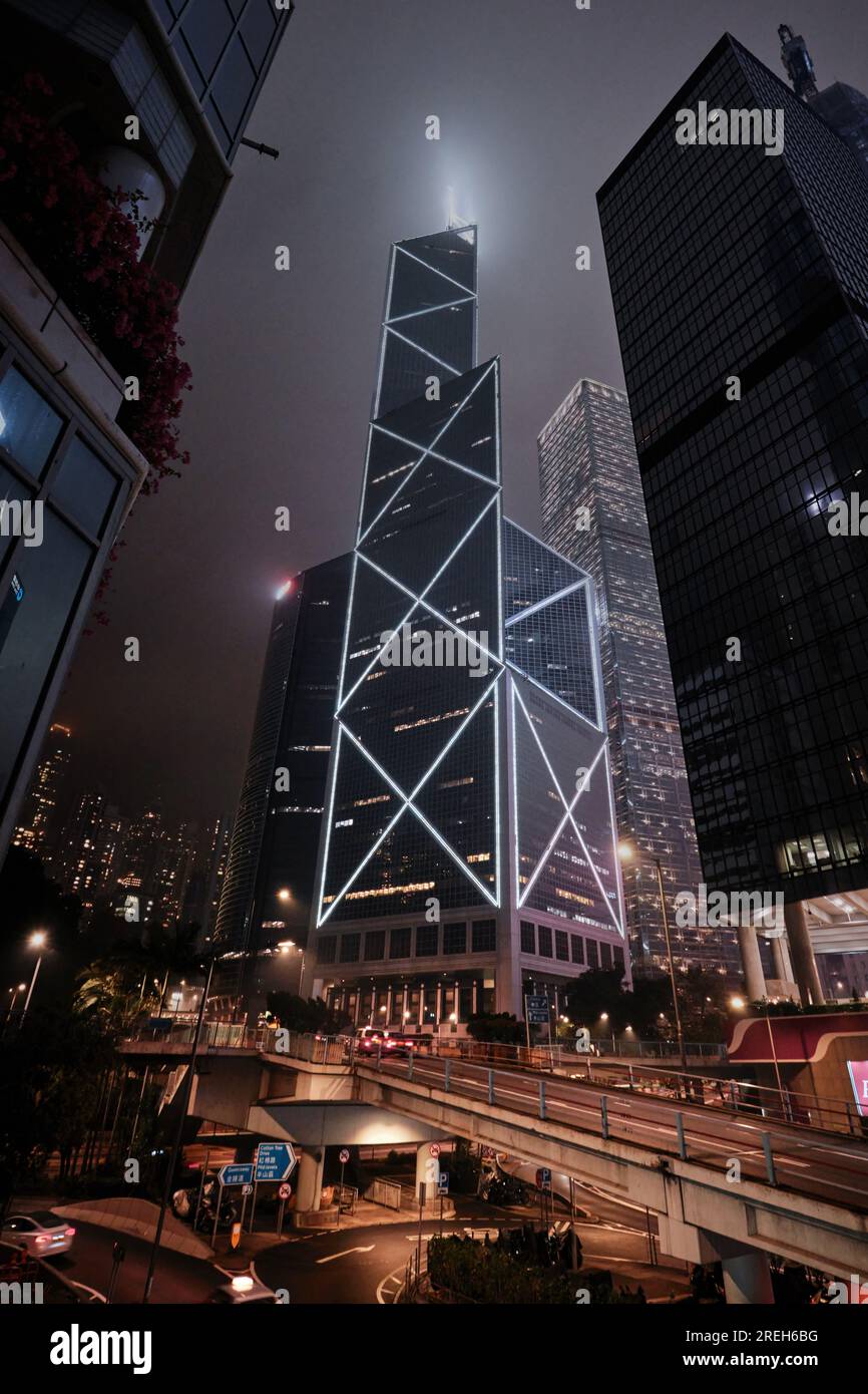 Hong Kong, Cina - aprile 2023: Moderni edifici per uffici finanziari e sede centrale della Bank of China di notte, progettato dall'architetto I.M. Pei Foto Stock