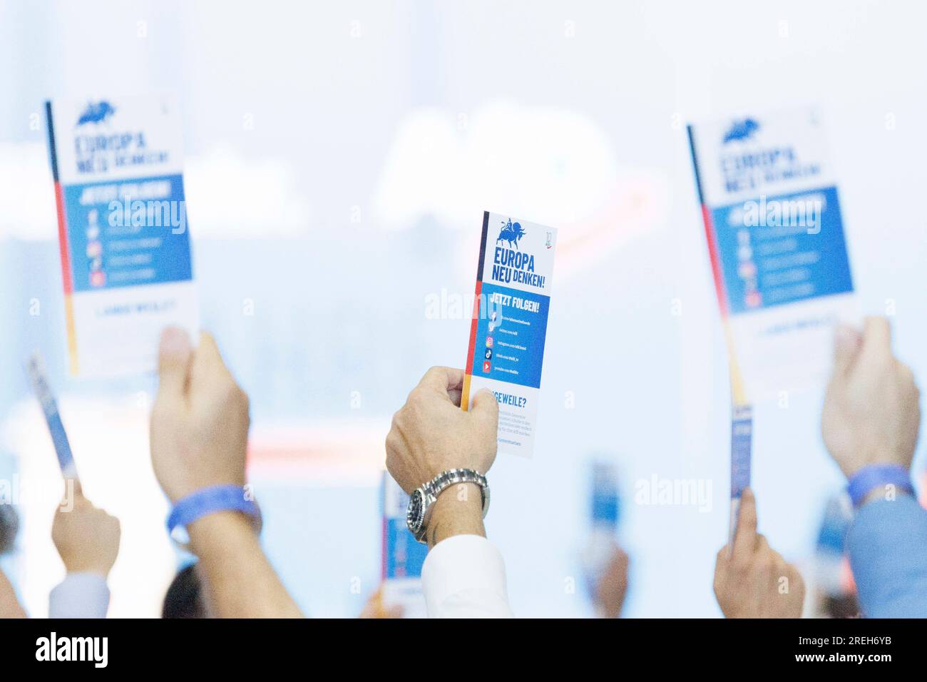 Magdeburg, Germania. 28 luglio 2023. I delegati tengono in mano le carte di voto durante una votazione alla conferenza del partito nazionale AfD alla Messe di Magdeburgo. Crediti: Carsten Koall/dpa/Alamy Live News Foto Stock