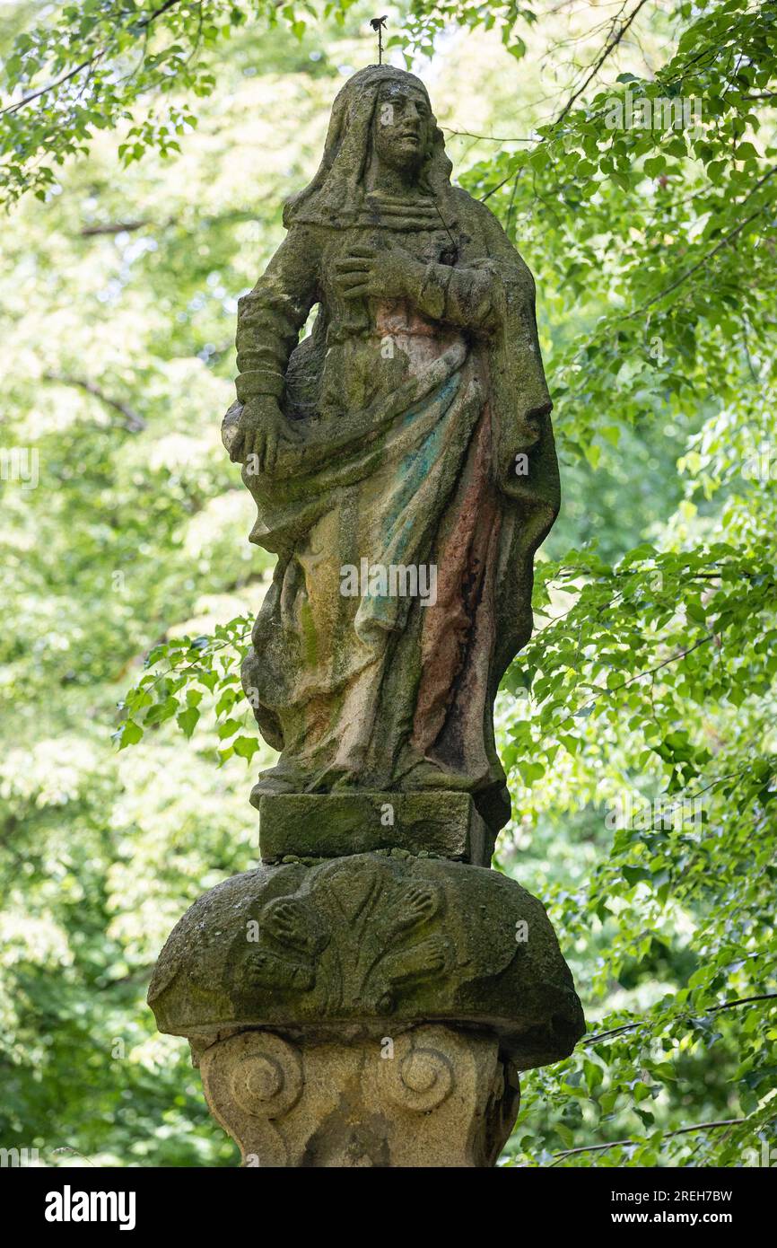 Horni Paseka, Repubblica Ceca. 12 giugno 2023. Statua della Vergine Maria di fronte alla Chiesa di San Vitus nel villaggio alluvionato di Zahradka di cui rimangono solo una chiesa e un cimitero sulla collina (oggi sulla riva della diga di Svihov) vicino alla di Horni Paseka, 12 giugno 2023. Inoltre, Josef Toufar, il pastore (sacerdote locale) che i comunisti torturarono a morte lavorava in questa chiesa. Crediti: Loskot Jaroslav/CTK Photo/Alamy Live News Foto Stock