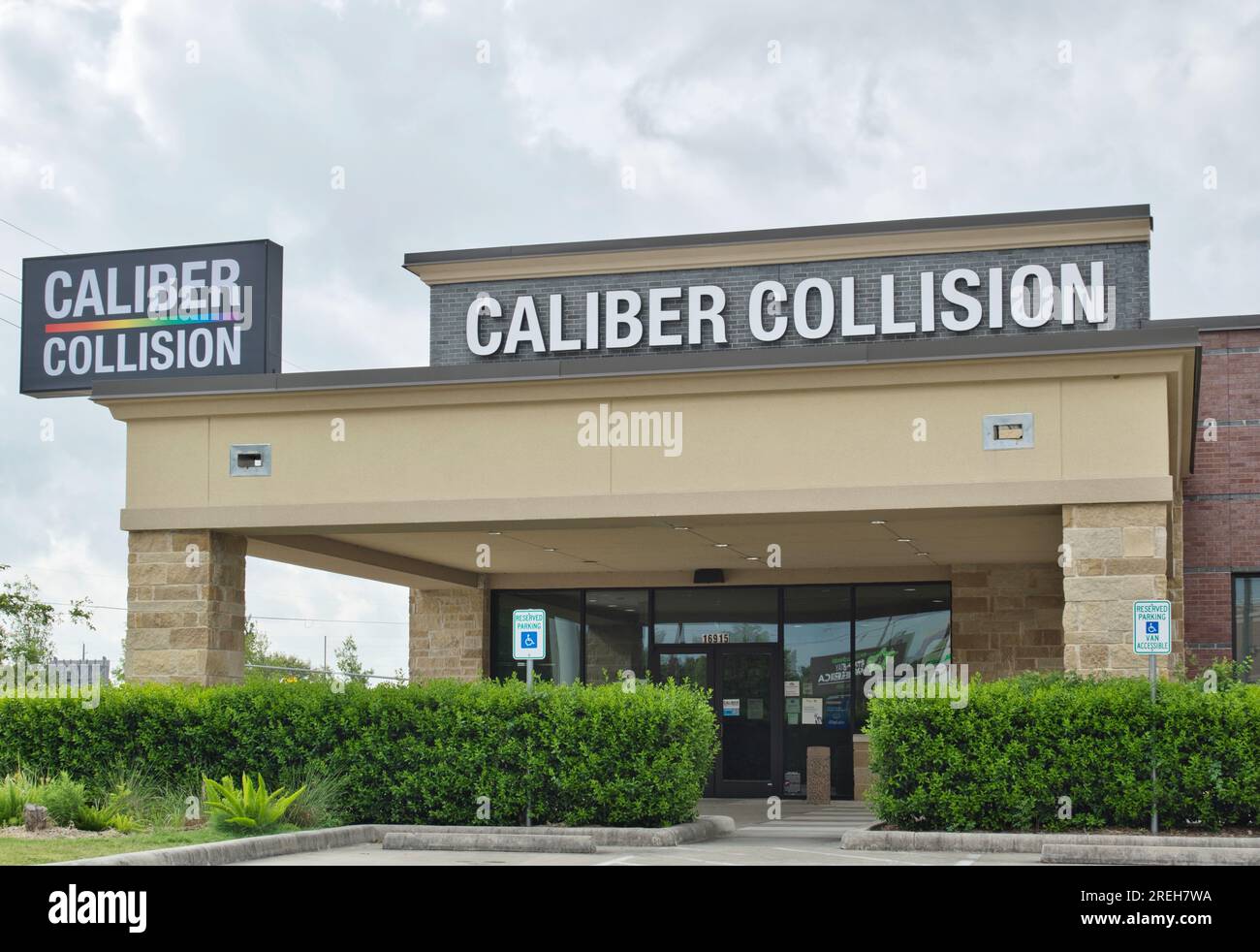 Houston, Texas USA 07-04-2023: Facciata aziendale Caliber Collision a Houston, Texas. Officina di riparazione carrozzeria locale, fondata nel 1997. Foto Stock