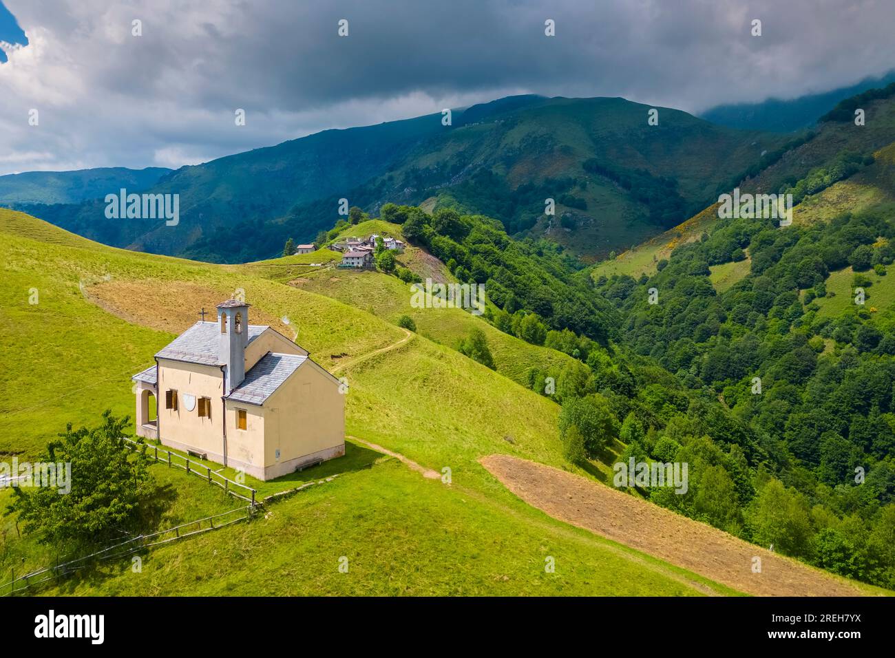 Vista aerea della piccola chiesa dell'Alpe Loccia. Chesio, Loreglia, Alpe Loccia, Valstrona, Verbano Cusio Ossola, Piemonte, Italia. Foto Stock