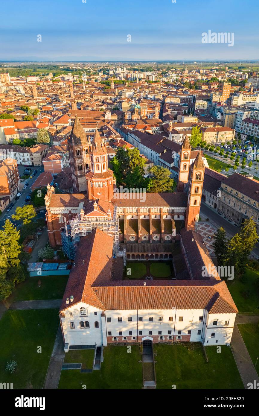 Vista aerea della basilica di Sant'Andrea di Vercelli al tramonto in primavera. Vercelli, distretto di Vercelli, Piemonte, Italia. Foto Stock