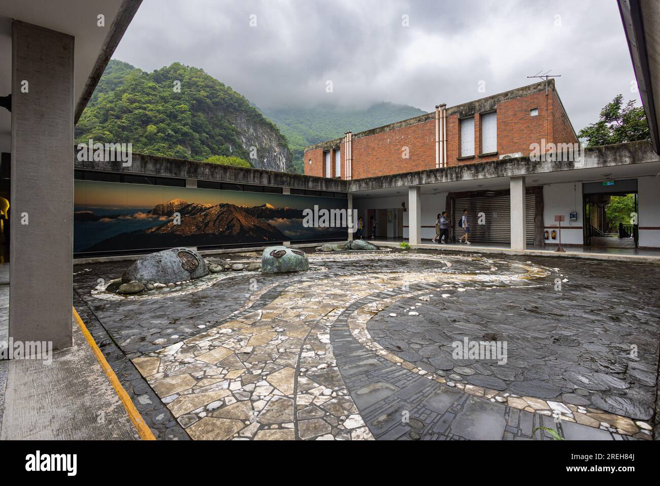 Parco nazionale di Taroko, Taiwan - 24 maggio 2023: Il centro visitatori si trova come porta d'accesso alle meraviglie naturali. Design moderno e vista panoramica, offre un capti Foto Stock