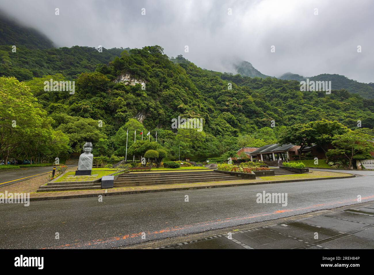 Parco nazionale di Taroko, Taiwan - 24 maggio 2023: Il centro visitatori si trova come porta d'accesso alle meraviglie naturali. Design moderno e vista panoramica, offre un capti Foto Stock