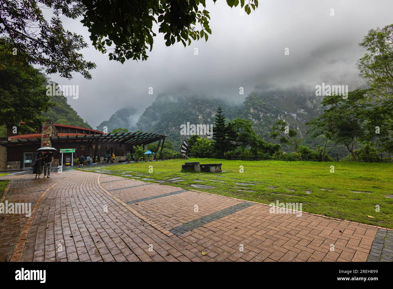 Parco nazionale di Taroko, Taiwan - 24 maggio 2023: Il centro visitatori si trova come porta d'accesso alle meraviglie naturali. Design moderno e vista panoramica, offre un capti Foto Stock