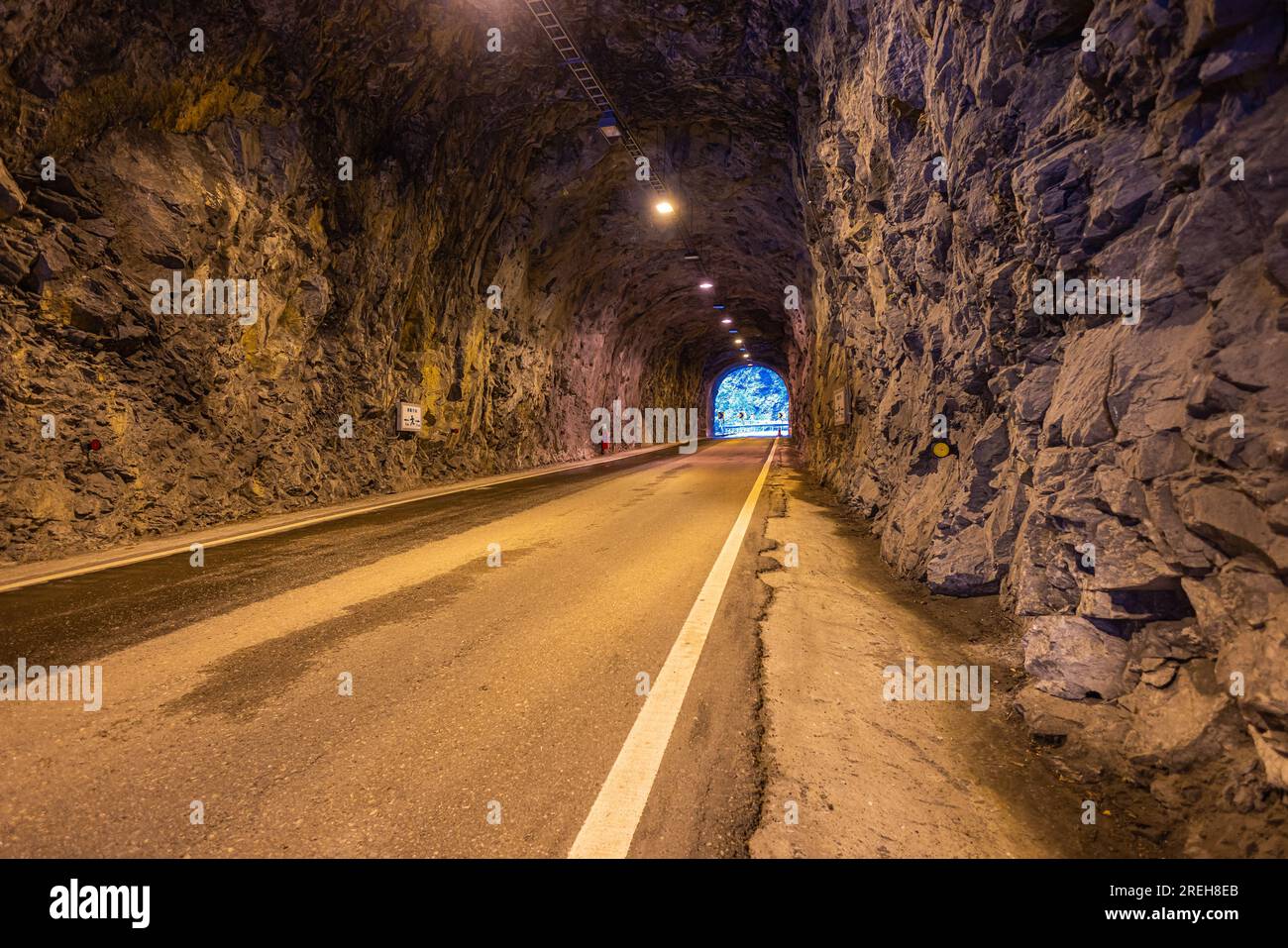 La vista attraverso un tunnel tra le montagne di Taiwan è accattivante, poiché i passaggi del tunnel sono tradizionalmente scolpiti. Offre un'occhiata al ric Foto Stock