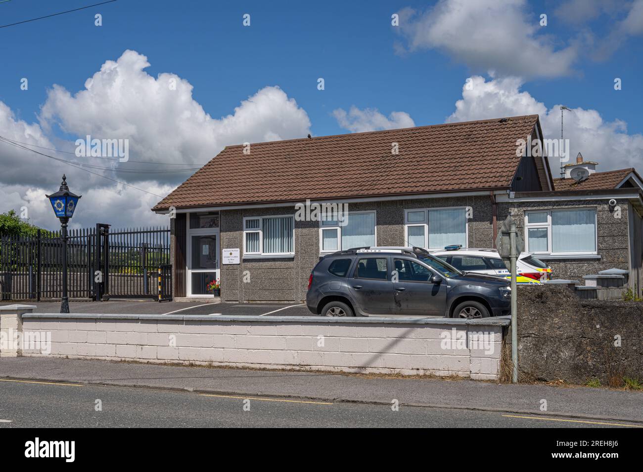 Moate County Westmeath, Irlanda, 4 luglio 2023. Vista frontale della stazione di Moate Garda Foto Stock