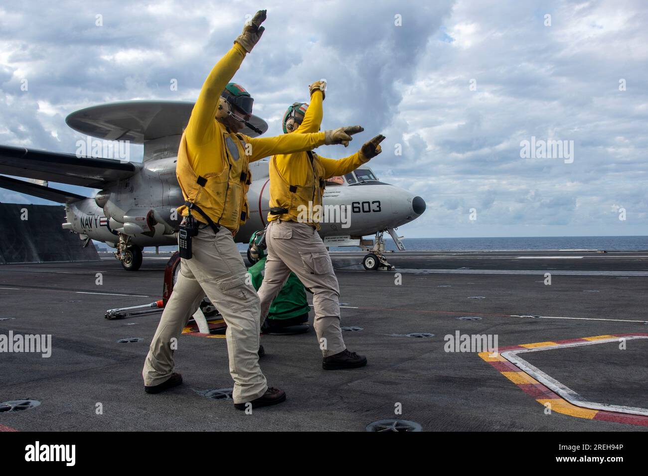 USS Ronald Reagan (CVN 76) operazioni di volo nell'Oceano Indiano, 21 luglio 2023. STATI UNITI Foto della Marina di Keyly Santizo Foto Stock