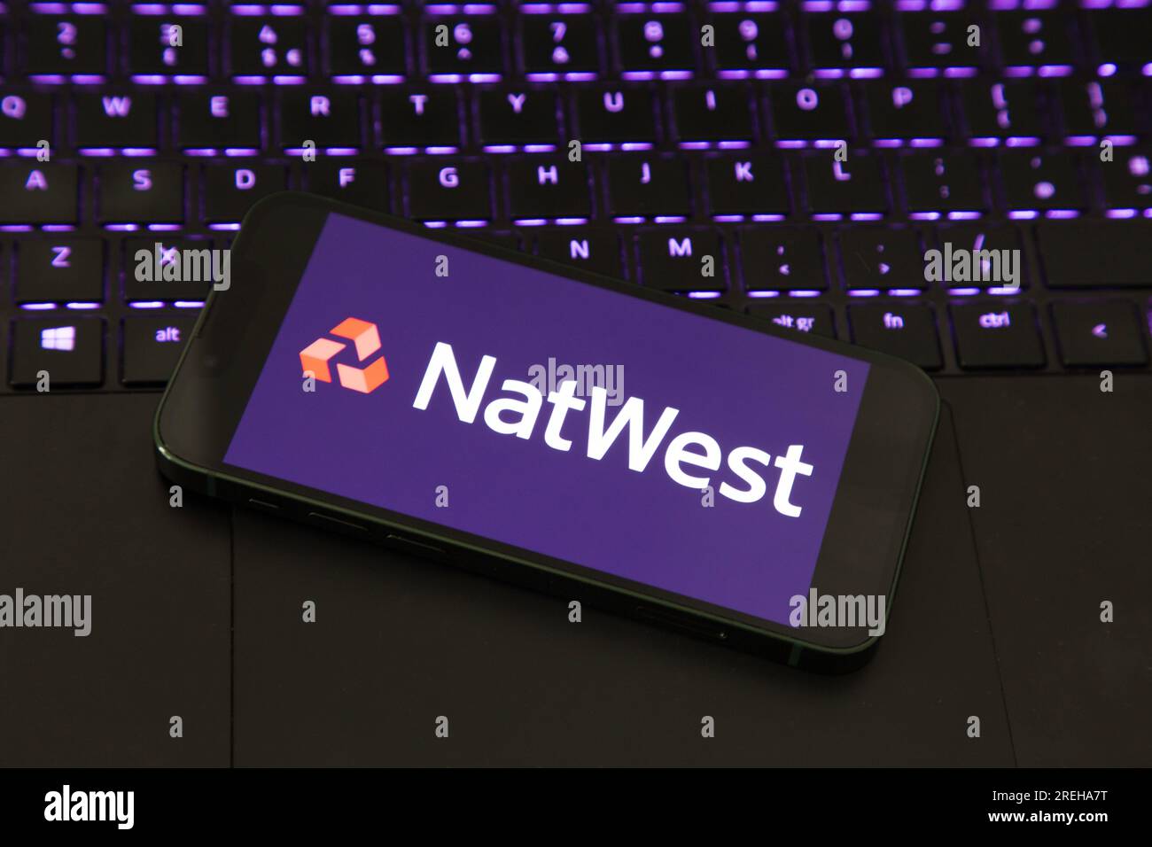 Caricamento dell'app NAT West Banking su iphone Foto Stock