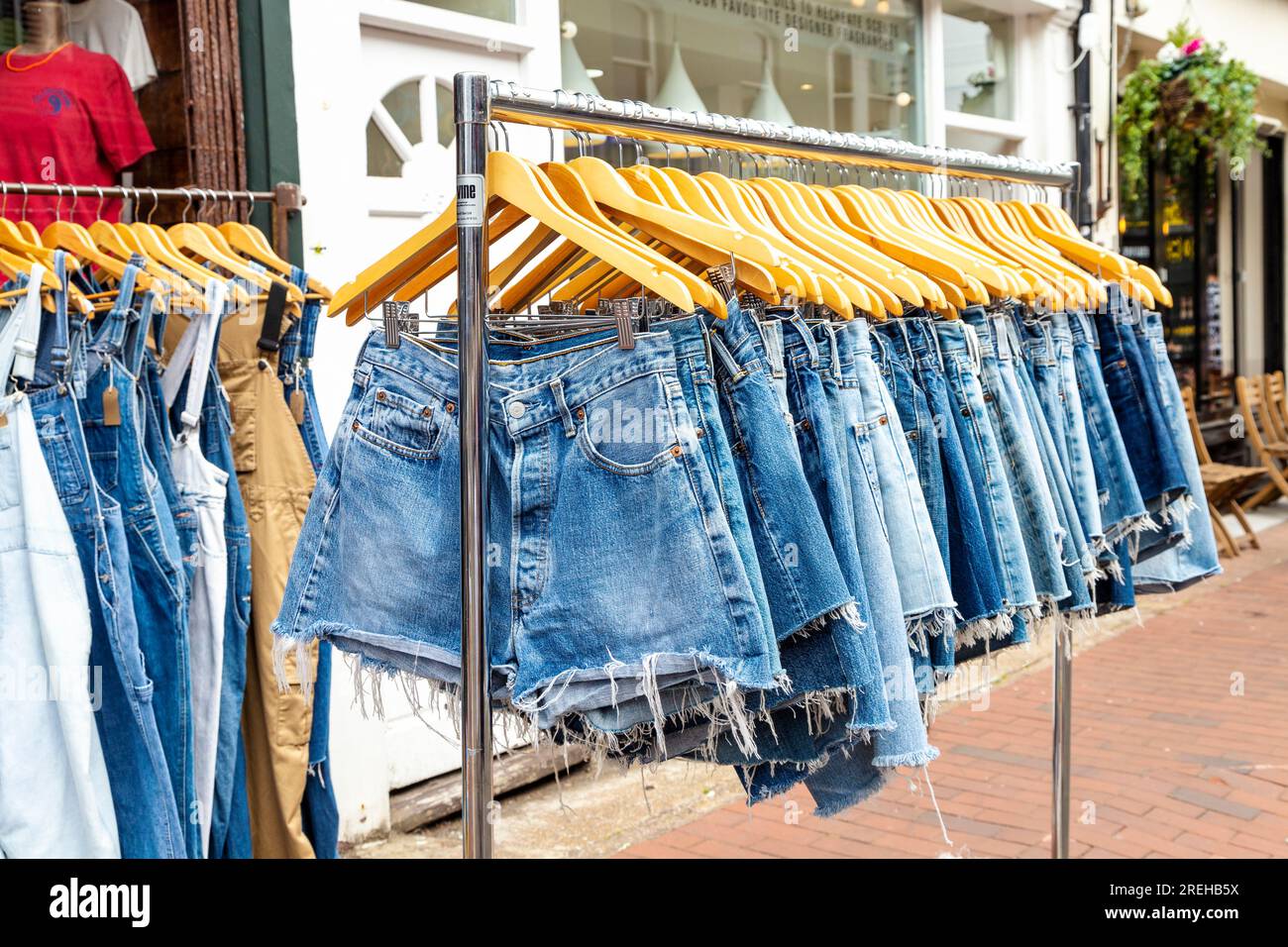 I denim sono in vendita su una ferrovia a Upper Gardner Street Market, Brighton, Inghilterra Foto Stock