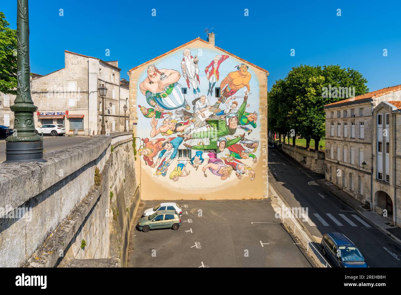 Murale gigante dedicato al fumettista Albert Uderzo ad Angouleme, Francia. Uderzo è meglio conosciuto per aver realizzato la serie Asterix Comic Book. Foto Stock