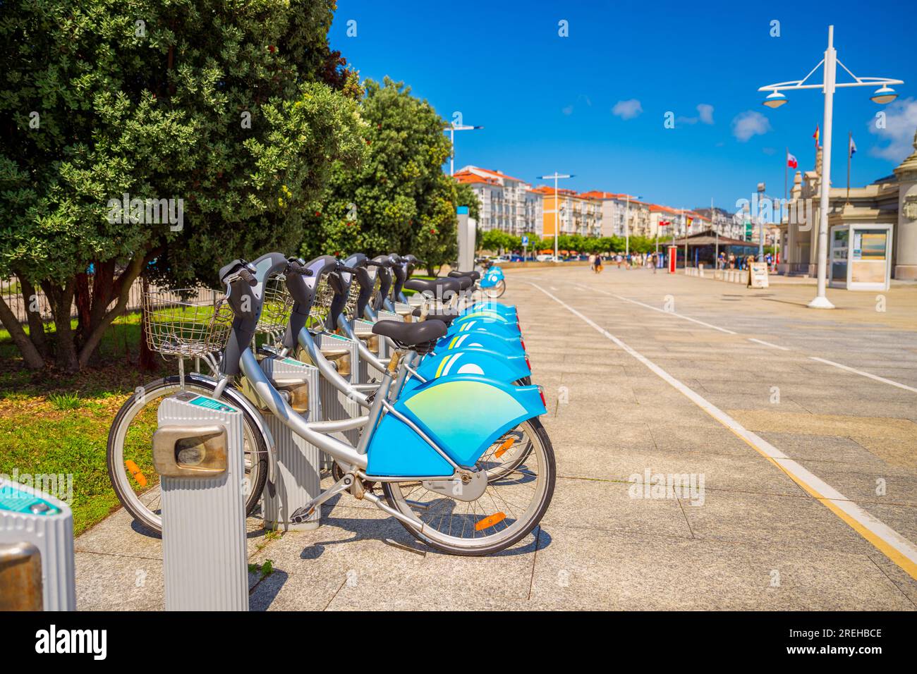 Fila di biciclette a noleggio in una piazza di Santander, Cantabria, Spagna settentrionale Foto Stock