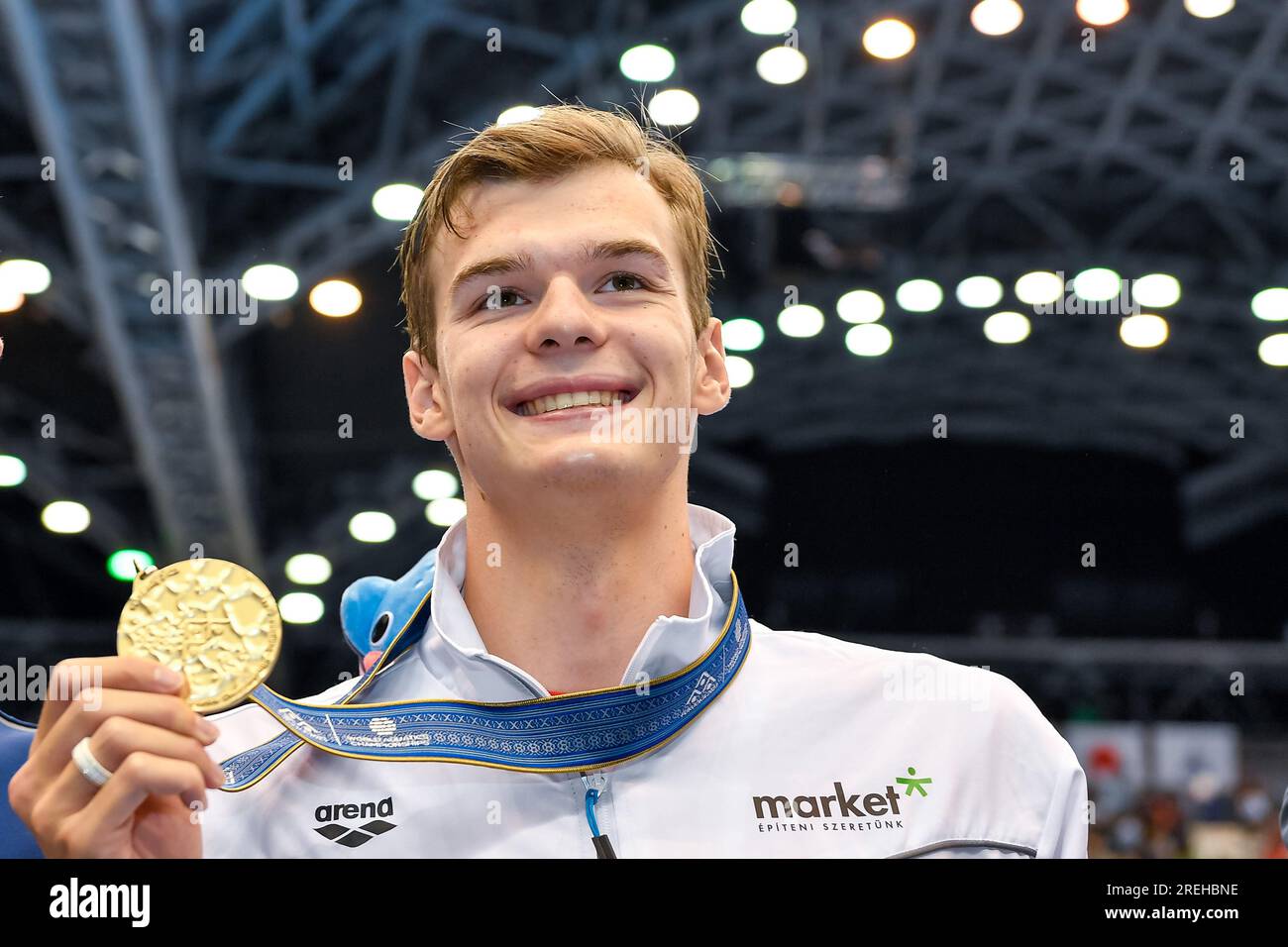 Fukuoka, Giappone. 28 luglio 2023. Hubert Kos, ungherese, mostra la medaglia d'oro dopo aver gareggiato nella finale maschile dei 200 metri dorso durante il 20° Campionato Mondiale di Aquatics presso la Marine Messe Hall A di Fukuoka (Giappone), il 28 luglio 2023. Crediti: Insidefoto di andrea staccioli/Alamy Live News Foto Stock