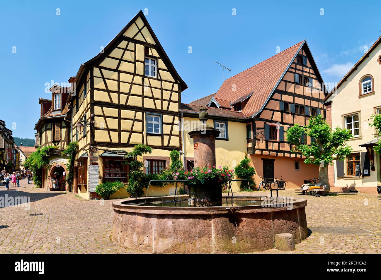 Riquewihr Alsace Francia. Percorso del vino in Alsazia. Le case in legno della città vecchia Foto Stock
